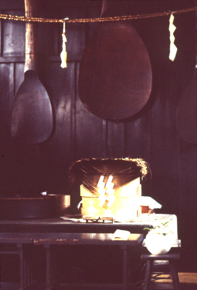 “Narukama Shinji” divination ritual at Kibitsu Shrine, Okayama Pref. The sounds of the steaming pot are interpreted as messages from the kami.