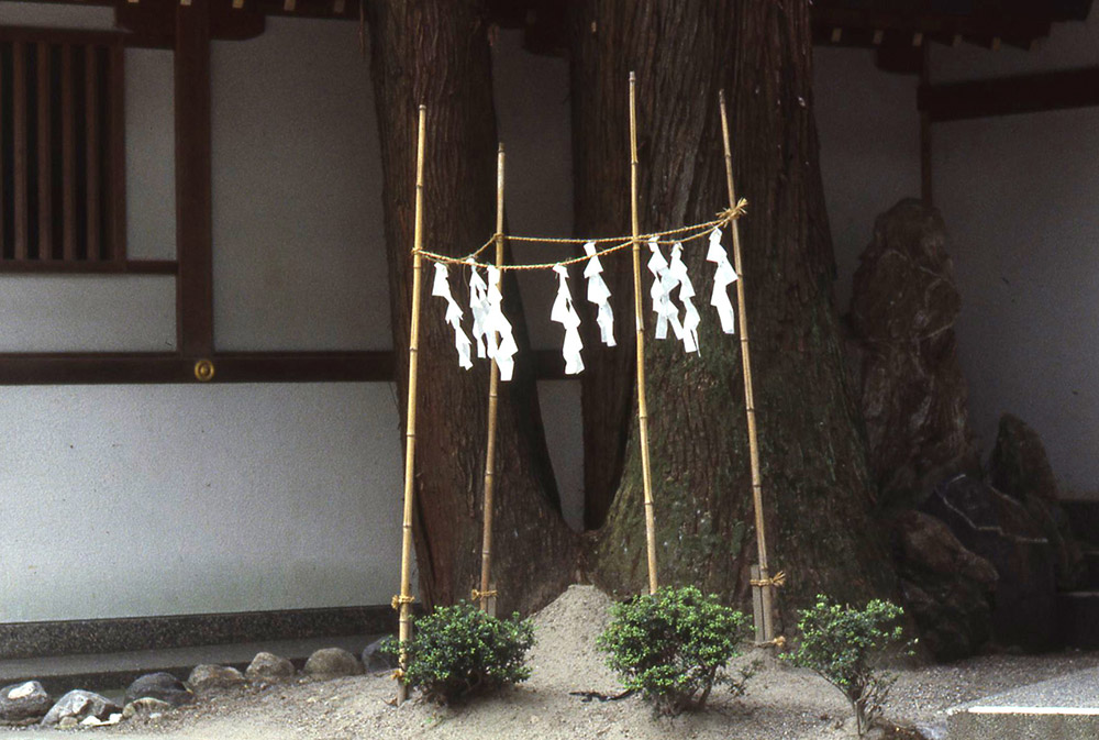 「神籬（ひもろぎ）」神社や神棚以外の場所で臨時にカミを迎えるための場所。結界の内側は清浄で空虚に保たれる。